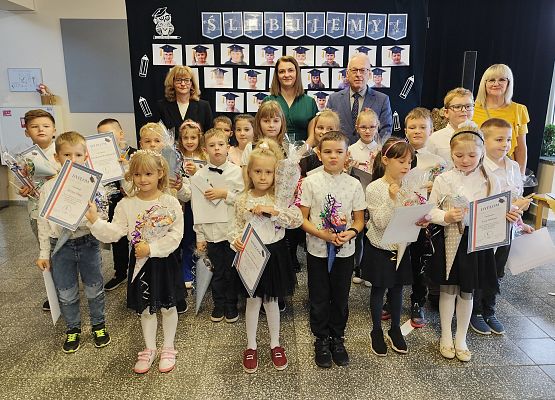 pierwszoklasiści z dyrekcją i nauczycielkami