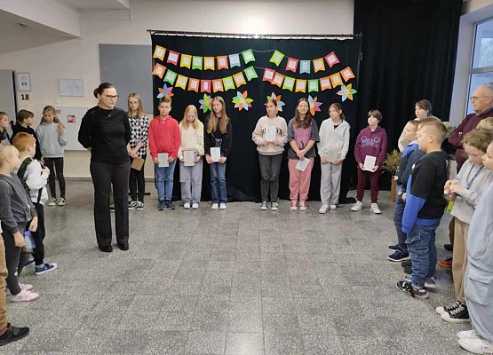 nauczycielka przedstawia wyniki szkolnego konkursu