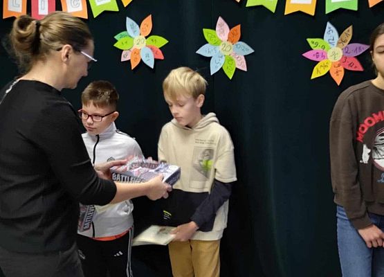 bauczycielka wręcza dyplomy