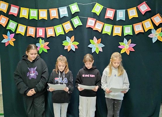 uczennice odczytują informację