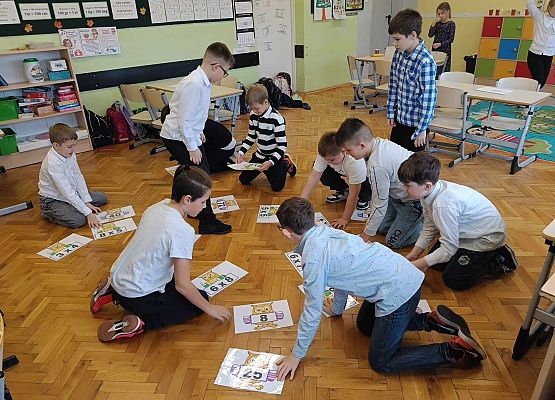 uczniowie rozwiązują zadania