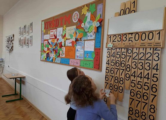 uczniowie rozwiązują zadania