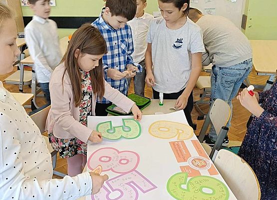 uczniowie rozwiązują zadania