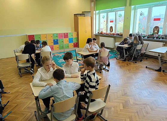 uczniowie rozwiązują zadania