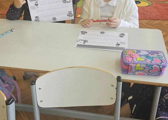 uczennice rozwiązują zadania