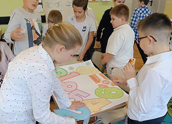 uczniowie rozwiązują zadania