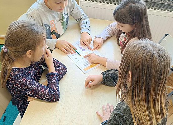 uczniowie rozwiązują zadania