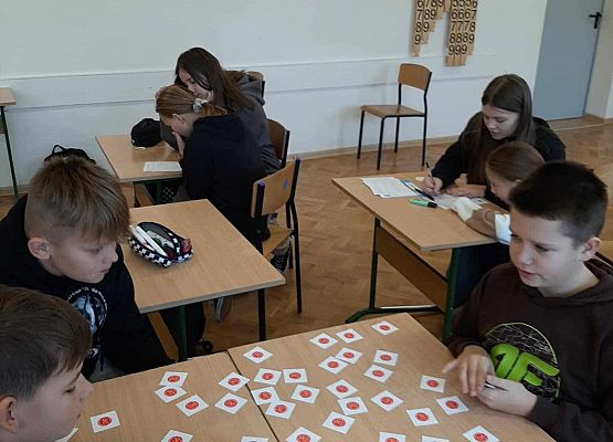 uczniowie rozwiązują zadania