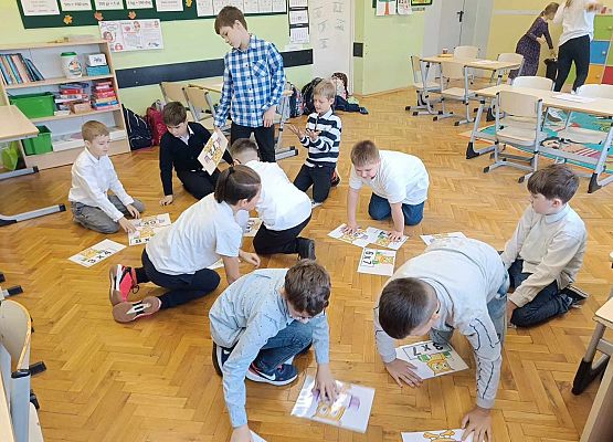 uczniowie rozwiązują zadania