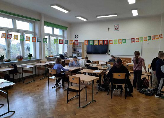 uczniowie rozwiązują zadania