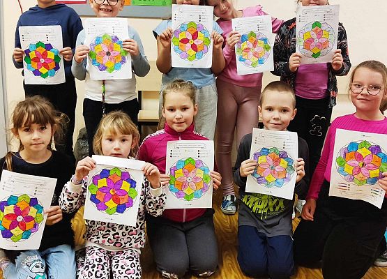 zdjęcie grupowe dzieci prezentują wykonane zadanie