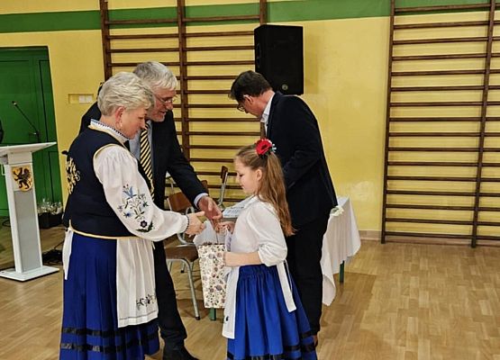 uczennica odbiera nagrodę