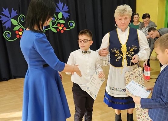 uczeń odbiera dyplom