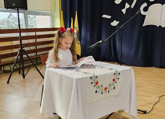 uczennica czyta tekst