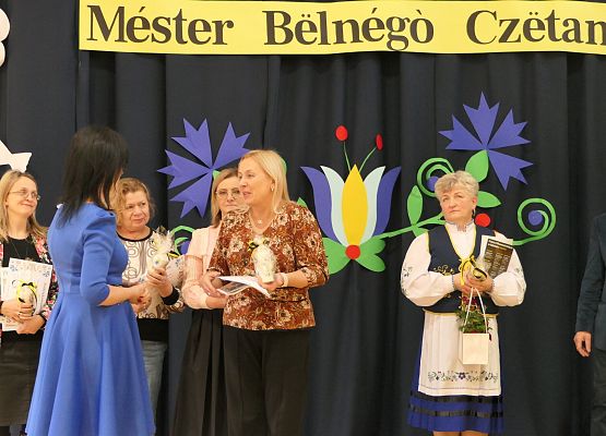 nauczycielka otrzymuje dyplom