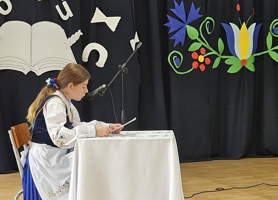 uczennica czyta tekst