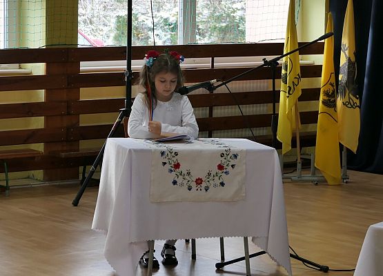 uczennica czyta tekst