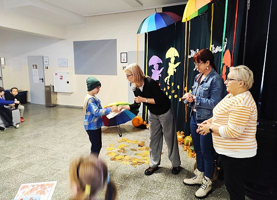 chłopiec odbiera nagrodę