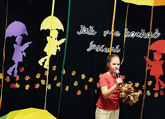 dziewczynka recytuje wiersz