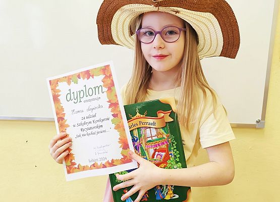 uczennica prezentuje dyplom