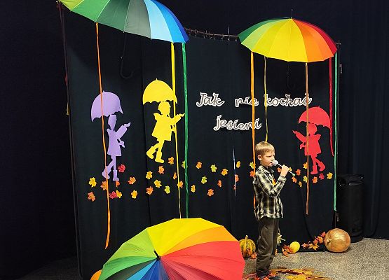 chłopiec recytuje wiersz