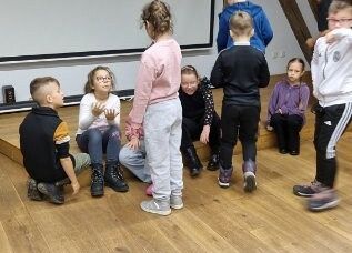 uczniowie na warsztatach w Swołowie