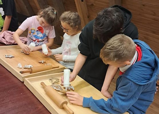 uczniowie na warsztatach w Swołowie