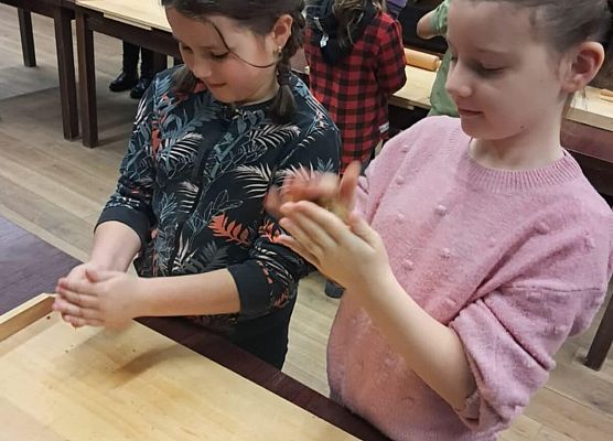 uczniowie na warsztatach w Swołowie