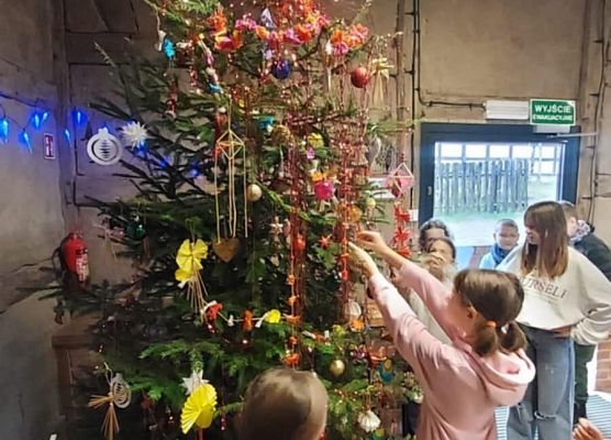 uczniowie na warsztatach w Swołowie