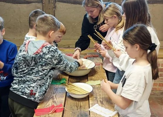 uczniowie na warsztatach w Swołowie