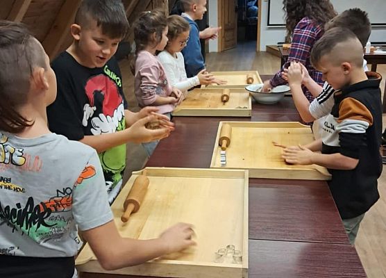 uczniowie na warsztatach w Swołowie