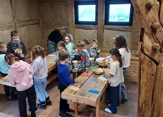 uczniowie na warsztatach w Swołowie