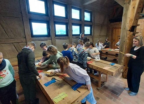 uczniowie na warsztatach w Swołowie