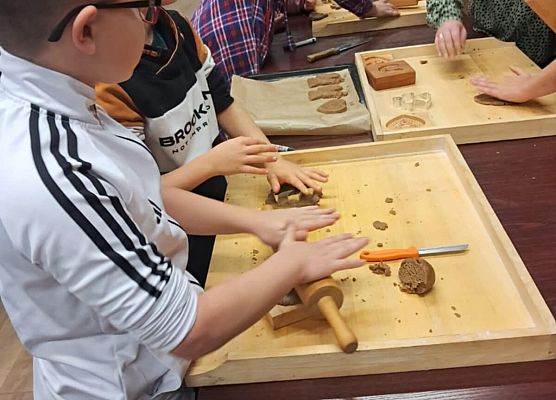 uczniowie na warsztatach w Swołowie