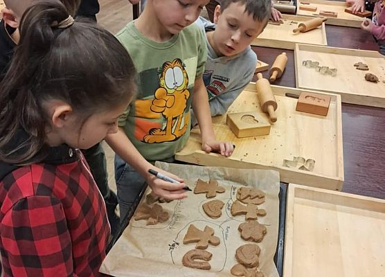 uczniowie na warsztatach w Swołowie