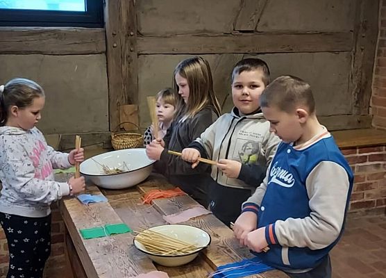 uczniowie na warsztatach w Swołowie