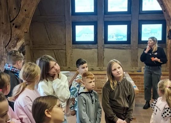 uczniowie na warsztatach w Swołowie