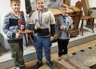 uczniowie na warsztatach w Swołowie