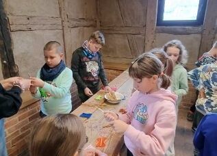 uczniowie na warsztatach w Swołowie