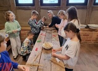 uczniowie na warsztatach w Swołowie