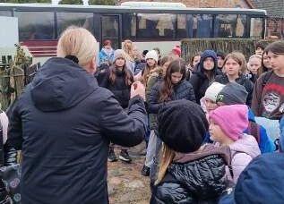 uczniowie na warsztatach w Swołowie