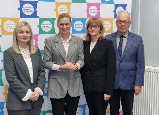 dyrekcja i nauczycielka z z naszej szkoły z ministrą edukacji