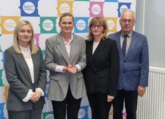 dyrekcja i nauczycielka z z naszej szkoły z ministrą edukacji