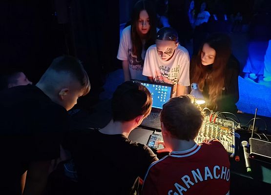 uczniowie podczas zabawy