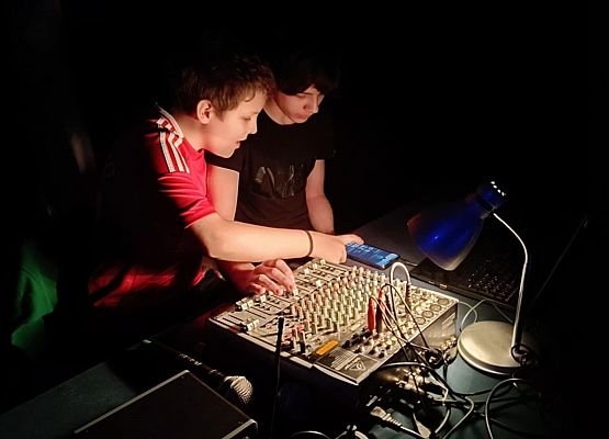 uczniowie podczas zabawy