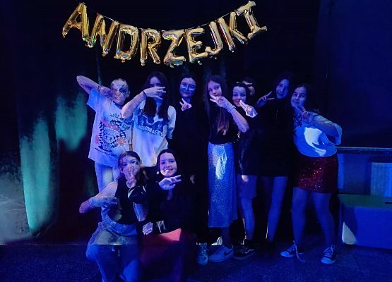 uczniowie pozują do zdjęcia