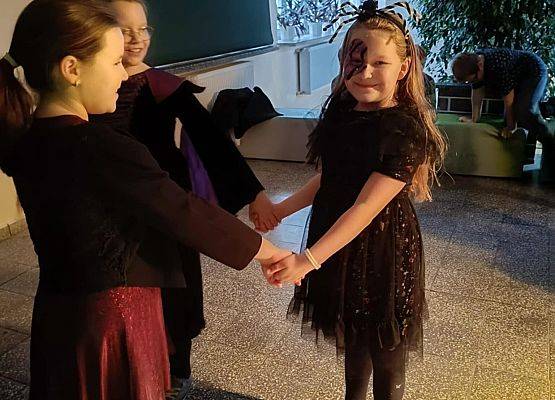 uczniowie podczas zabawy