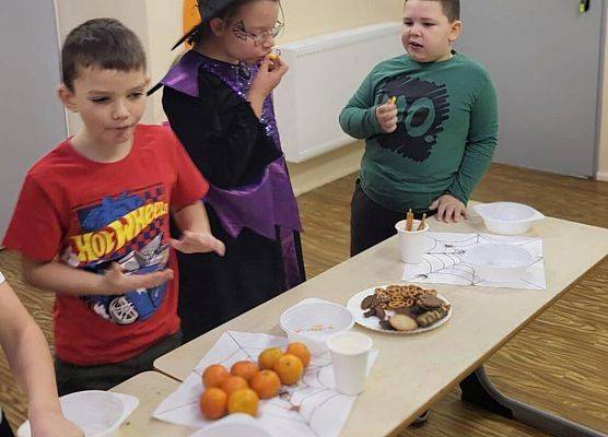 uczniowie podczas zabawy