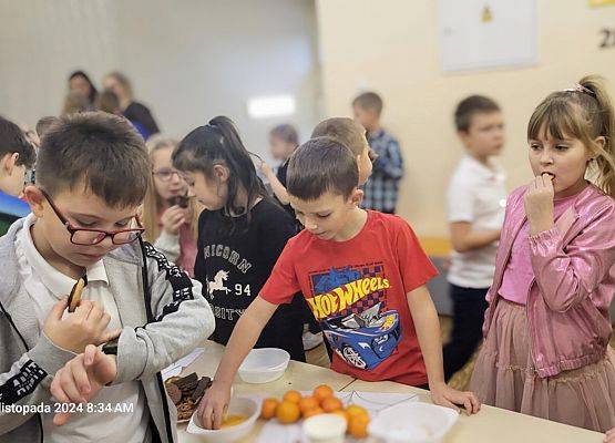 uczniowie podczas zabawy