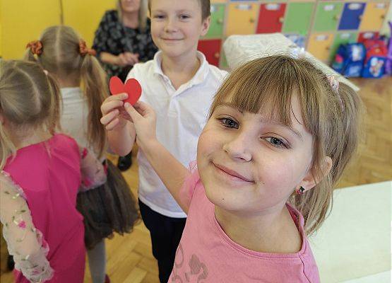 uczniowie podczas zabawy